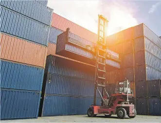  ??  ?? Le Port de Montréal demeure le seul port au Québec où l’on manutentio­nne un volume important de conteneurs, mais cela est appelé à changer.