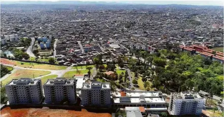  ??  ?? Prédios em obras do empreendim­ento Parque das Flores, na região do Itaim Paulista, na zona leste