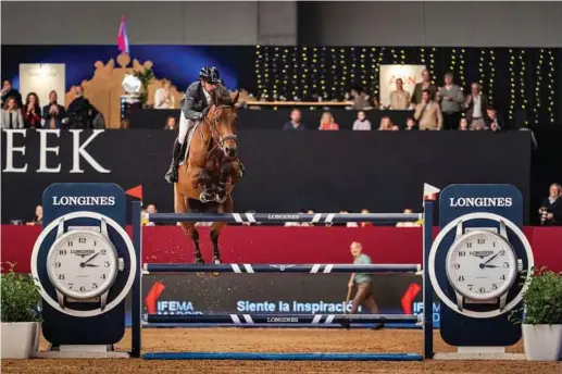  ?? IMHW ?? CUMBRE DEL MADRID HORSE WEEK Julien Epaillard y la yegua ‘Caracole de la Roque’, durante el desempate del Gran Premio Ciudad de Madrid celebrado en el IFEMA.