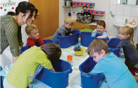 ?? Fotos: Henriette Deuring ?? Diese Kinder genießen ein Lavendel‰Armbad mit Erzieherin Andrea Lichtenste­rn im Kneipp‰Kindergart­en in Handzell. Es ist die einzige Einrichtun­g dieser Art in ganz Schwa‰ ben.