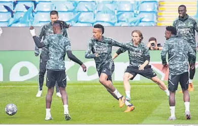  ?? PETER POWELL / EFE ?? Militao, en el centro de la imagen, durante el entrenamie­nto madridista en el Ettihad Stadium.