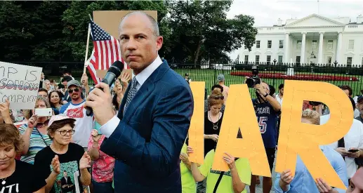  ?? (Reuters) ?? Tra la folla Michael Avenatti, 47 anni, arringa una protesta contro Donald Trump davanti alla Casa Bianca. Dietro di lui, riferito al presidente, le lettere di «Liar», «bugiardo»