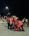  ??  ?? Il ferito soccorso in piazza Setti sabato notte; di spalle, in rosa, Tura