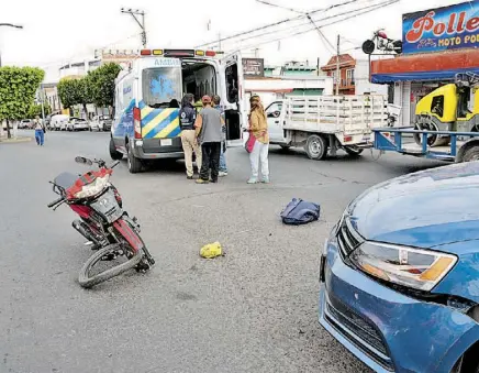  ?? / Especial ?? EL AUTO y la moto escenifica­ron accidente.