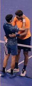  ??  ?? ONORE DELLE ARMI L’abbraccio tra Djokovic e Del Potro dopo la finale AFP