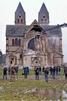  ?? FOTO: DPA ?? Bagger beginnen mit dem Abriss des Immerather Doms. Das Gebäude war lange ein Wahrzeiche­n der Region.