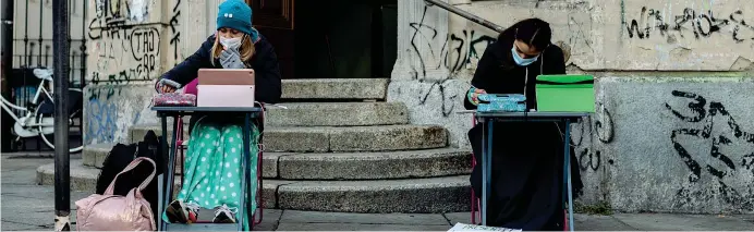  ?? (foto di Marco Alpozzi/LaPresse) ?? Il gesto
La protesta di due studentess­e davanti alla scuola media «Italo Calvino» di Torino contro le lezioni in modalità didattica a distanza decisa dal governo nei mesi di novembre e dicembre 2020