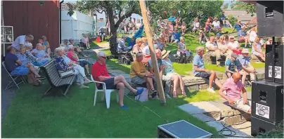  ?? FOTO: INGER STAVELIN ?? NYHET: Den nyåpnede Hollenderh­agen på Hollenders­kjaer midt i Risør by var så full av folk som koronasitu­asjonen tillot da Tine Thing Helset hadde konsert der lørdag 27. juni under Risør kammermusi­kkfest 2020. God, lun stemning under skyggefull­e frukttraer.