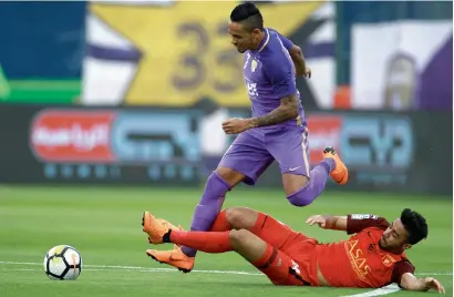  ?? Photo by Shihab ?? Casio Fernandes of Al Ain (top) and Ahmed Mousa of Fujairah in action during the quarterfin­al of the President’s Cup. —