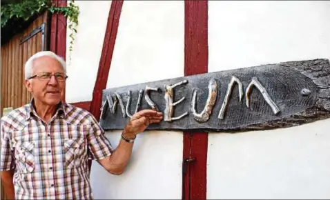  ??  ?? Rudi Gast aus Frankenrod­a betreibt in einem Fachwerkha­us mit Scheune ein Museum für Holz und Hämmer. Fotos: Birgit Schellbach ()