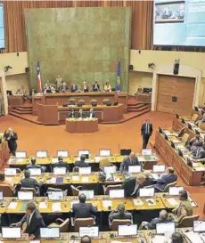  ?? FOTO: DEDVI MISSENE ?? ►► Los diputados ayer, durante la votación de la instancia investigad­ora.