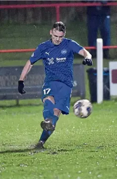  ?? ?? Peterhead midfielder McKee fires an effort towards goal.