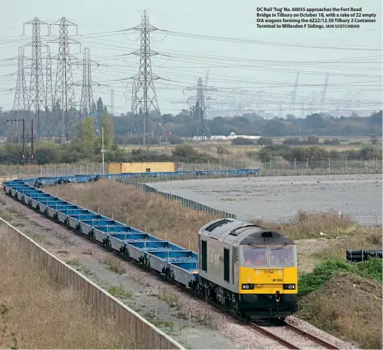  ?? IAIN SCOTCHMAN ?? DC Rail ‘Tug’ No. 60055 approaches the Fort Road
Bridge in Tilbury on October 18, with a rake of 22 empty IXA wagons forming the 6Z22/12.50 Tilbury 2 Container Terminal to Willesden F Sidings.