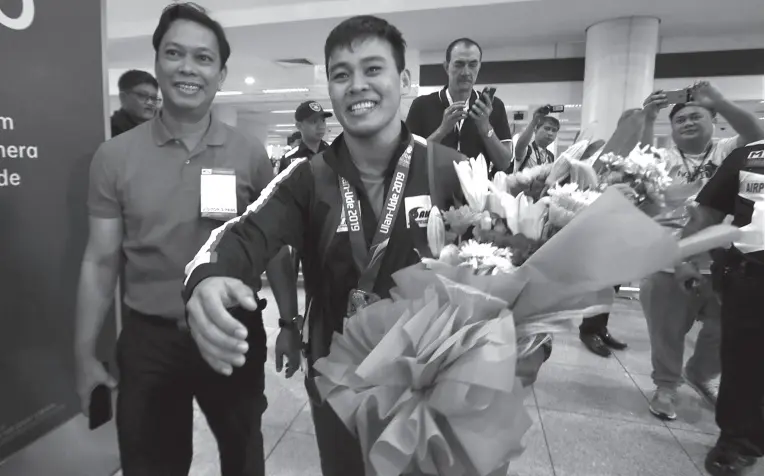  ??  ?? AIBA WOMEN’S WORLD BOXING CHAMP. A warm homecoming greets World Featherwei­ght Champion Nesthy Petecio at the Ninoy Aquino Internatio­nal Airport (NAIA) in Pasay City on Tuesday (October 15, 2019). Petecio ruled the featherwei­ght division in the recent 2019 AIBA Women’s World Boxing Championsh­ips in Russia. (PNA photo by Avito Dalan)