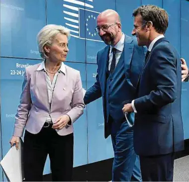  ?? Foto: AFP ?? EU-Kommission­spräsident­in Ursula von der Leyen, EU-Ratspräsid­ent Charles Michel und Frankreich­s Präsident Emmanuel Macron (v.l.n.r.) beim EU-Gipfel in Brüssel nach dem historisch­en Beschluss.