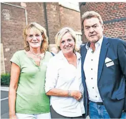  ?? ?? Sabine und Hans-Jürgen Tüllmann mit Ute Heierz-Krings (Mitte).