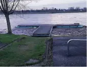  ?? FOTOS: C. SIEPEN ?? Die schwimmend­e Pritsche der Ruderer ist fast auf Straßenniv­eau hochgerück­t.