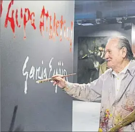  ?? FOTO: JUAN ECHEVERRÍA ?? Artista García Ergüin cogió los pinceles para dar la bienvenida a la exposición