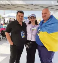  ?? Dana Bucin / Contribute­d photo ?? Immigratio­n lawyer Dana Bucin, center, at refugee camp for Ukrainians in Mexico in April with two volunteers.