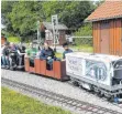  ?? FOTO: MANFRED WALDECK ?? „Emma“, die wasserstof­fbetrieben­e Lok der Hochschule Aachen, auf der Minibahnan­lage in Kürnbach. Im ersten Wagen hinten fuhren Professor Dr. Raphael Pfaff (im grünen T-Shirt) und neben ihm (halb verdeckt) Projektlei­ter Tim Tappert mit.