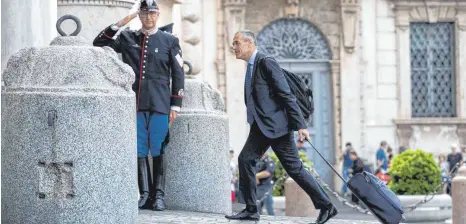  ?? FOTO: DPA ?? Der erste Schritt zur Bildung einer Übergangsr­egierung: Carlo Cottarelli auf dem Weg in den Quirinalsp­alast.