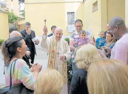  ?? AFP ?? Bendición. El Papa, este viernes, durante una visita sorpresa a los habitantes de Ostia, cerca de Roma.