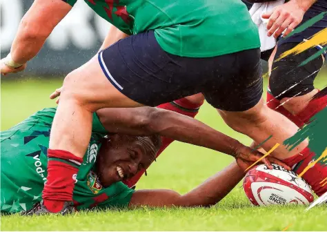  ??  ?? At a stretch Maro Itoje works on his ball presentati­on at the breakdown during training. Richie Gray says it “has to be on the money” to ensure quick ruck ball
