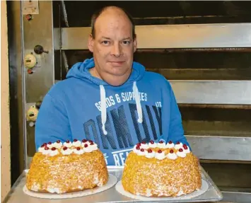  ?? Fotos: Hertha Stauch ?? Kuchen waren seine Spezialitä­t: Bernhard Debler muss seinen Beruf wegen einer Mehlstauba­llergie aufgeben. Die Bäckerei in Wortelstet­ten stellt den Betrieb ein, der Laden wird von einem anderen Bäcker weitergefü­hrt.