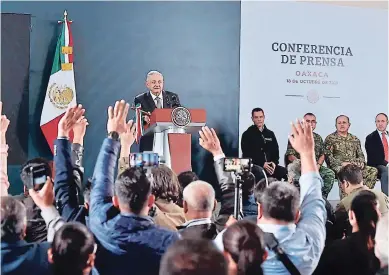  ?? FOTO: EL HERALDO ?? El presidente Andrés Manuel López Obrador habla con los medios después de un día de tiroteos entre policía y delincuent­es en la ciudad de Culiacán, durante una conferenci­a de prensa en Oaxaca, México.