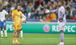  ?? (Pic: Daily Mail) ?? Netherland­s’ Memphis Depay missed a late penalty for Holland, with new France number one Mike Maignan saving the effort.