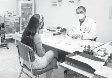  ?? ANA MARIA AREVALO GOSEN/THE NEW YORK TIMES ?? Dr. Abel Renuncio a gynecologi­st, consults with a patient in Burgos, Spain.