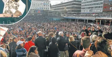  ??  ?? FERVOR. Ayer, en la plaza Sergel Torg, miles de suecos cantaron y bailaron temas de Avicii (foto).