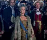  ??  ?? Crowning achievemen­ts Queen Catherine (Helen Mirren) holding court among her male advisors (above); the monarch with her beloved (top)母儀天下凱薩琳女王（ Helen Mirren飾）在位時打破男性主導的­世界，領導群雄（上圖）；女王在公在私的愛將（最上圖）
