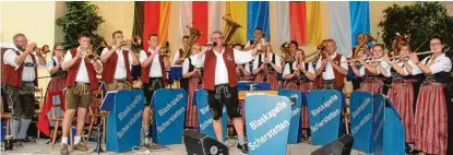  ??  ?? Ein Schlosshof­fest wie aus dem Bilderbuch erlebten die Besucher am Wochenende in Mickhausen. Am Samstagabe­nd zog die Blaskapell­e Scherstett­en alle Register.