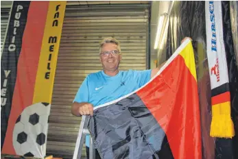  ?? FOTO: MICHAEL HOCHHEUSER ?? Mit Deutschlan­d- Fahnen dekoriert Initiator Joachim Kraus die Halle an der Einsteinst­raße für die „ Spaichinge­r Fanmeile“zur Fußball- WM.