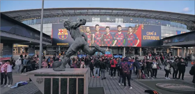  ??  ?? Fachada principal del estadio Camp Nou con la estatua de Kubala en primer plano.