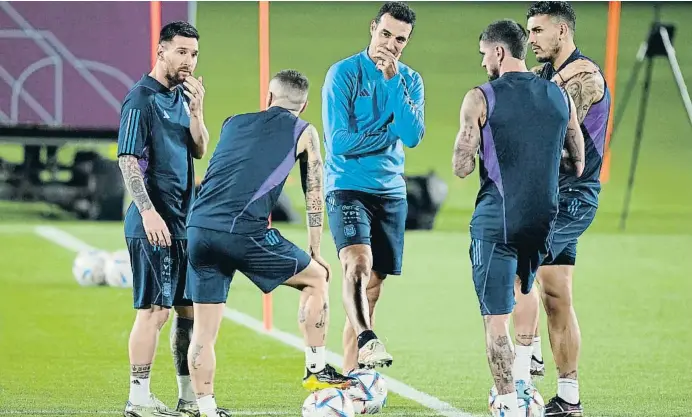  ?? ?? Leo Messi, Alejandro Gómez, el técnico Lionel Scaloni, Rodrigo de Paul y Leandro Paredes, en pleno cónclave durante el entrenamie­nto argentino de ayer