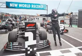  ?? REUTERS ?? El festejo de Hamilton, ayer en Portimao.