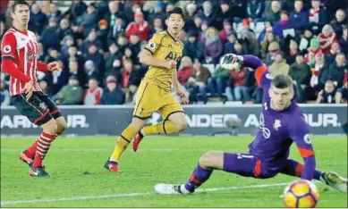  ??  ?? Heung-Min Son (m) van Tottenham Hotspur schiet de bal langs doelman Fraser Forster van Southampto­n. (Foto: Proshot)