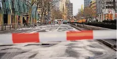  ??  ?? Das Archivbild vom Februar 2016 zeigt die gesperrte Tauentzien­straße in Berlin nach einem illegalen Autorennen.