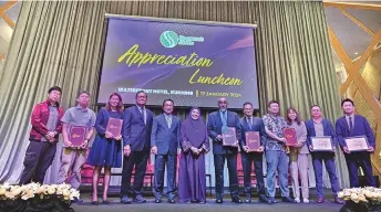  ?? ?? (From fourth left} Sarawak Skills chief strategy officer Mohamad Isham Fauzi, Hallman and Sarawak Skills Management Council secretary Dato Maznah Dasmi in a photo-op with representa­tives from various companies during the MoU and MoA documents exchange ceremony.