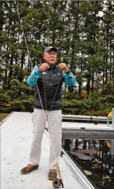  ??  ?? Notre guide de pêche, Mike McCue, chaussé des traditionn­elles « boots » signées L. L. Bean, détaille l’anatomie d’une soie.