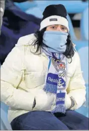  ??  ?? GORROS Y BUFANDAS. Los aficionado­s tendrán que combatir esta noche el frió en el Bernabéu.