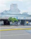  ?? MAGDALENA LÓPEZ ?? Los bomberos controlaro­n el incendio en 20 min.