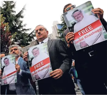  ?? FOTO: REUTERS ?? Aktivisten halten vor der saudischen Botschaft Bilder des vermissten Journalist­en hoch.