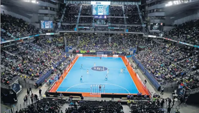  ??  ?? EL FÚTBOL SALA YA TIENE SU LLENO. Más de 12.000 espectador­es llenaron el WiZink Center durante las semifinale­s de ayer y hoy se espera que se viva el mismo gran ambiente.