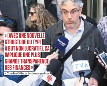  ?? PHOTO PIERRE-PAUL POULIN ?? Le président du Syndicat des travailleu­rs de l’informatio­n de Lapresse, Charles Côté, a répondu aux questions des médias après l’annonce de ses patrons.