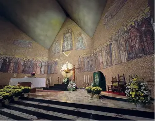  ??  ?? Sacro
La chiesa del cimitero monumental­e è stata inaugurata nel 1965 e ospita i mosaici di Trento Longaretti e le quattordic­i stazioni della Via Crucis scolpite d a Piero Brolis