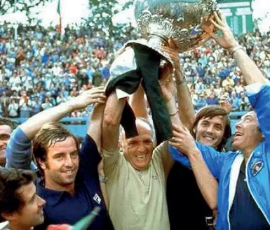  ?? ?? Leggenda Bertolucci, a sinistra con la polo blu, e la squadra con la Davis vinta nel 1976 a Santiago del Cile