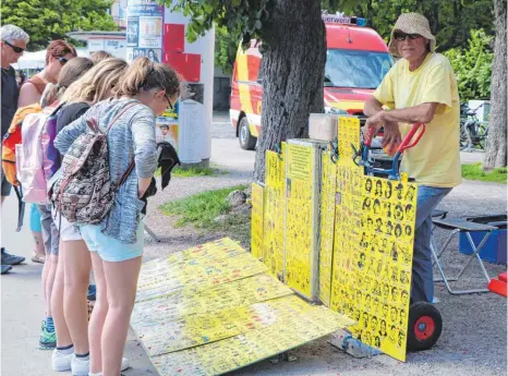  ?? FOTO: JULIA BAUMANN ?? Seit er seinen Stand am Rüberplatz aufstellen muss, verdient er weniger, sagt Straßenkün­stler Joachim Wegener.